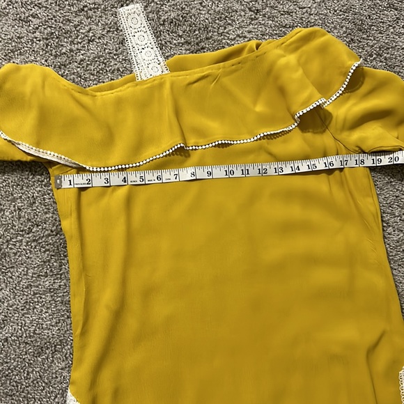 Kurta kameez pants off shoulder, mustard yellow white lace long sleeve - Picture 9 of 14